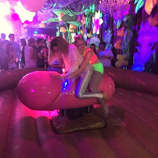Miley Cyrus na obrovskom ródeo penise